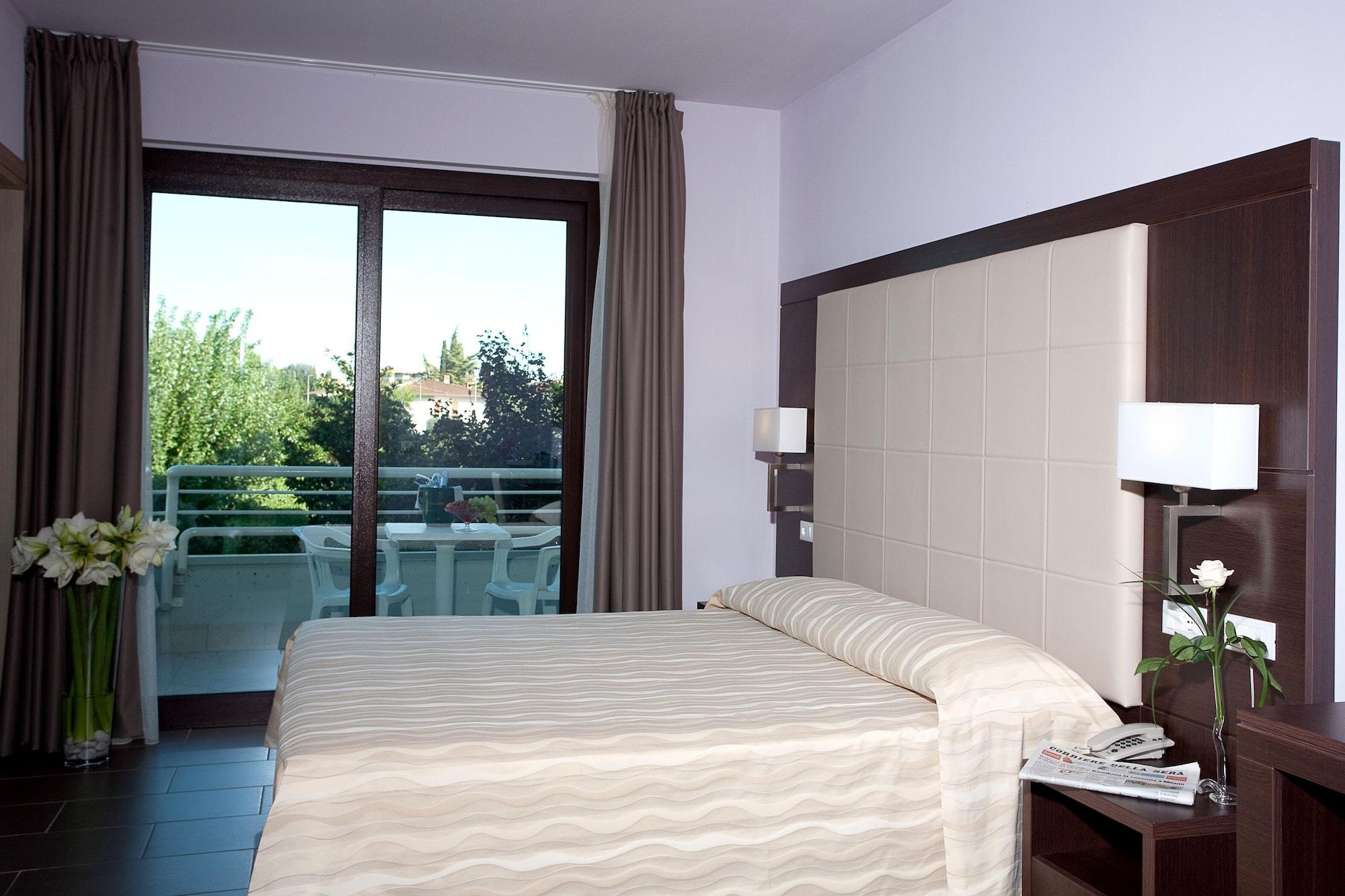 Hotel Porto Azzurro Sirmione Esterno foto