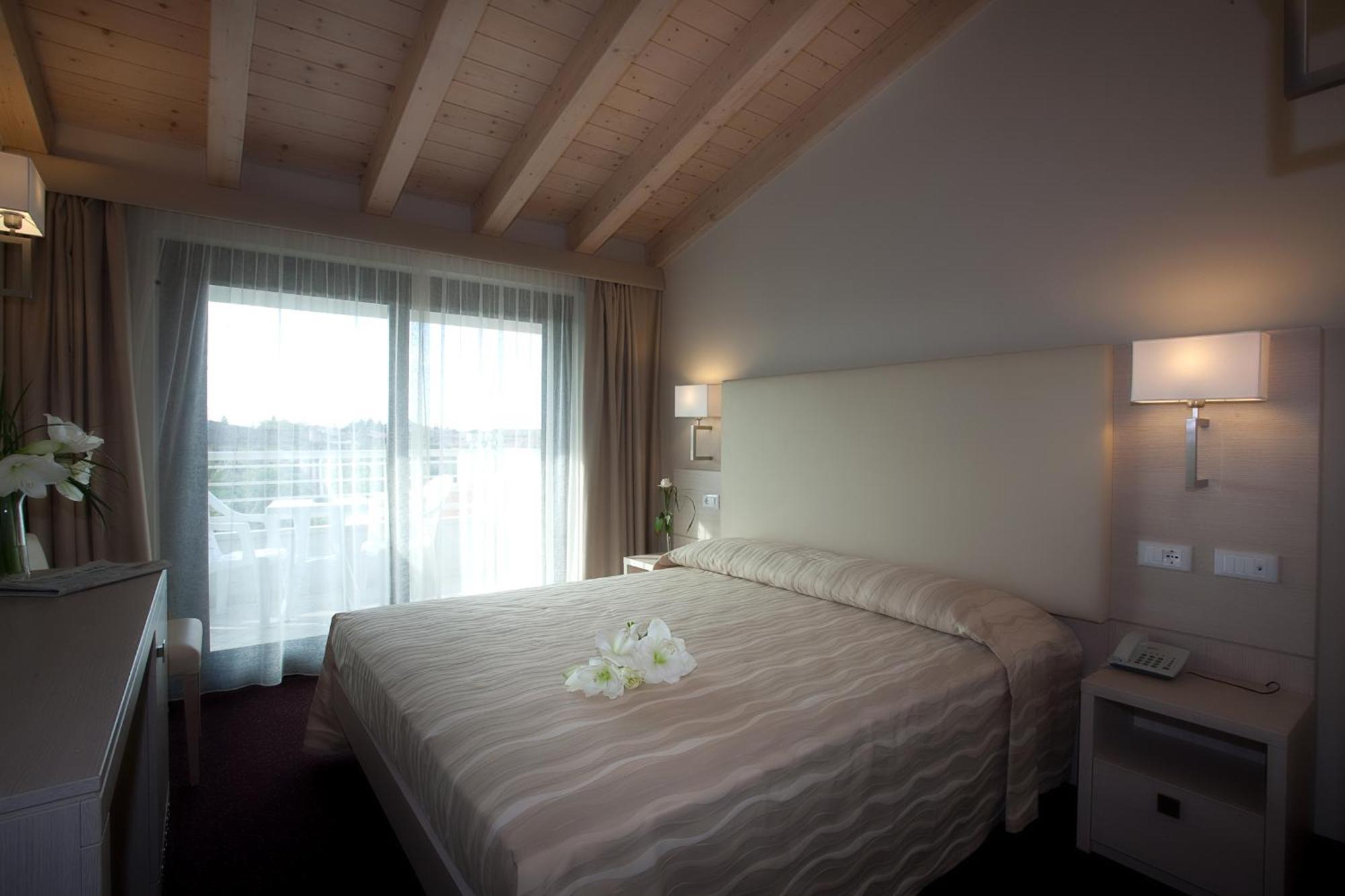 Hotel Porto Azzurro Sirmione Esterno foto