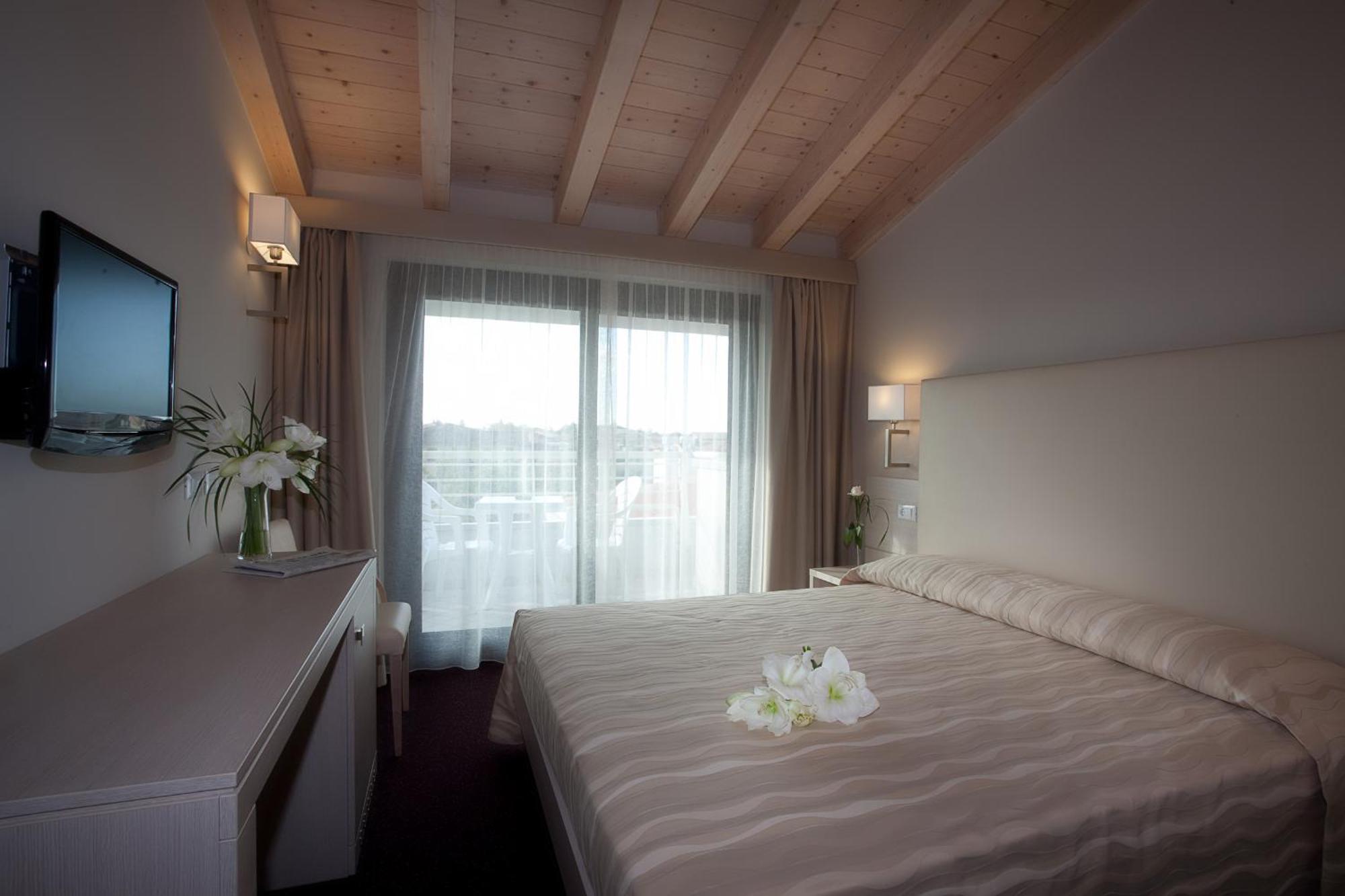 Hotel Porto Azzurro Sirmione Esterno foto